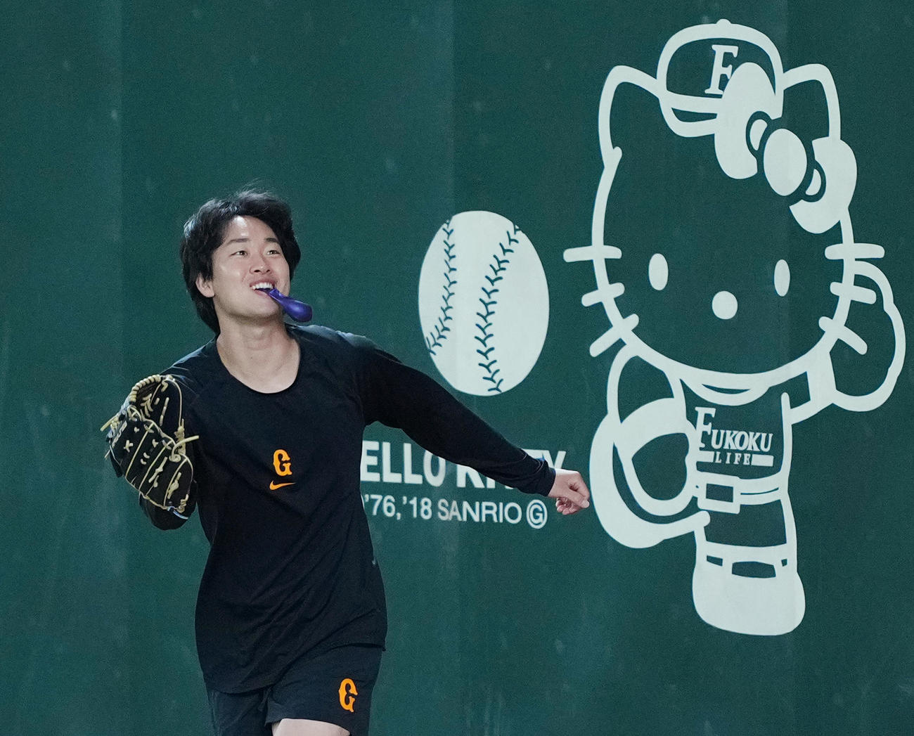 全体練習を前に左投げでキャッチボールをする巨人山崎（撮影・菅敏）