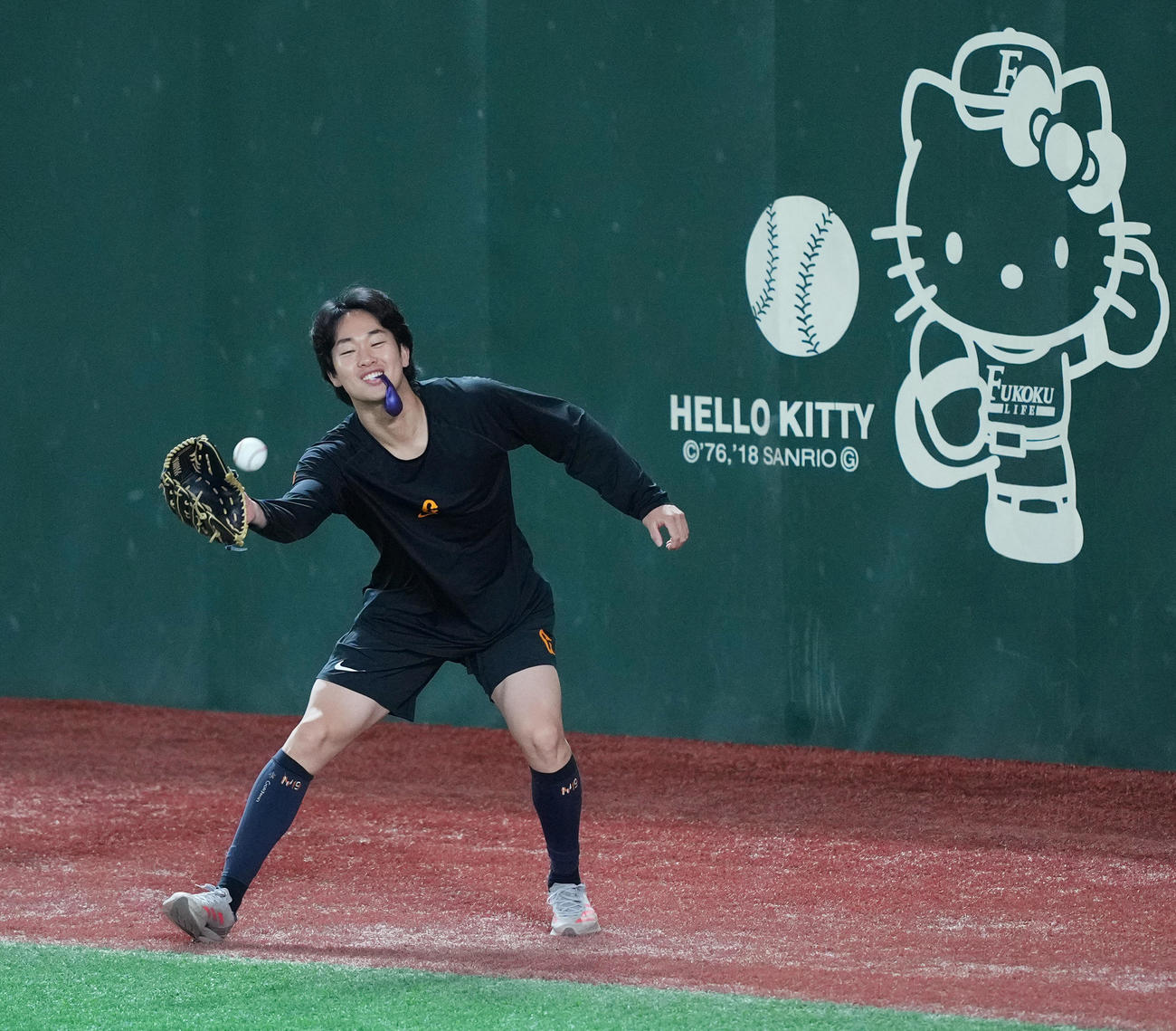 全体練習を前に左投げでキャッチボールをする巨人山崎（撮影・菅敏）