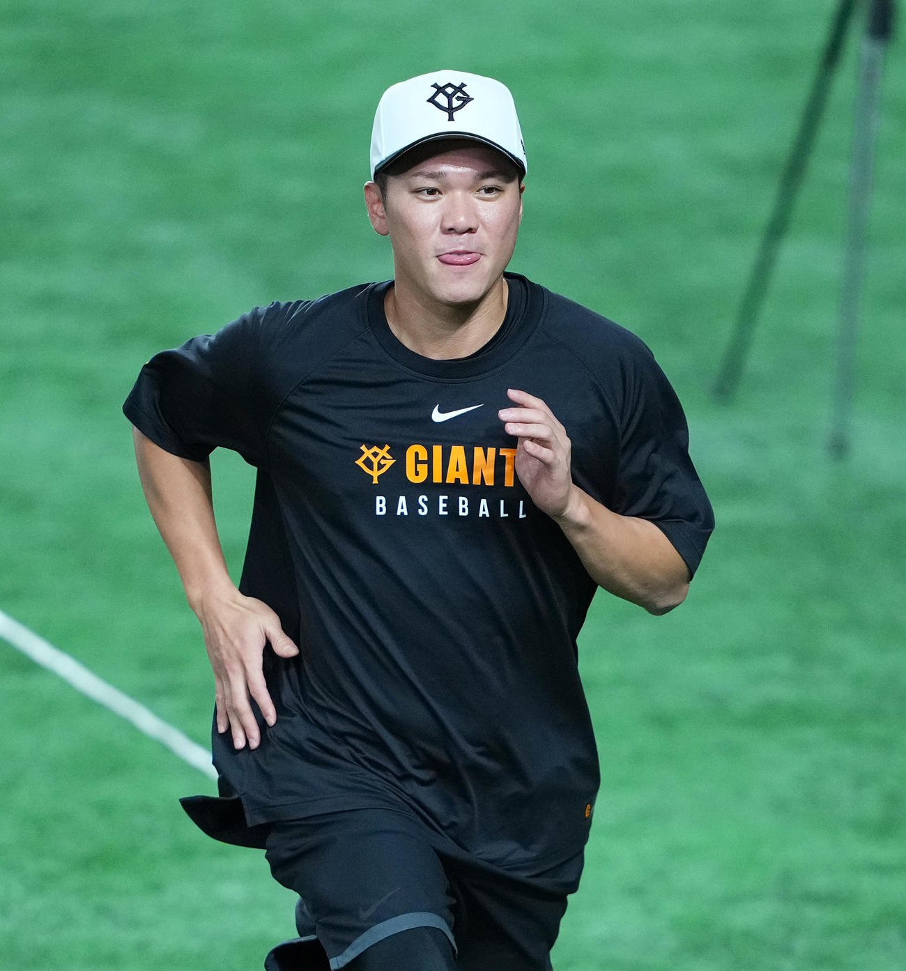 全体練習を前にアップをする巨人坂本（撮影・菅敏）