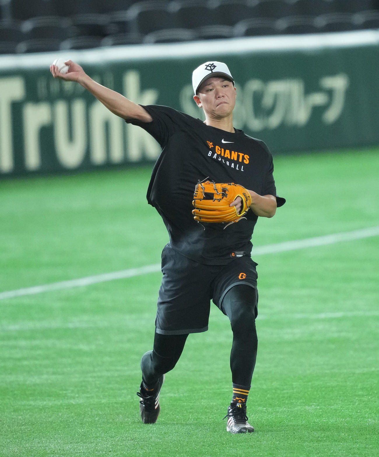 守備練習をする巨人坂本（撮影・菅敏）