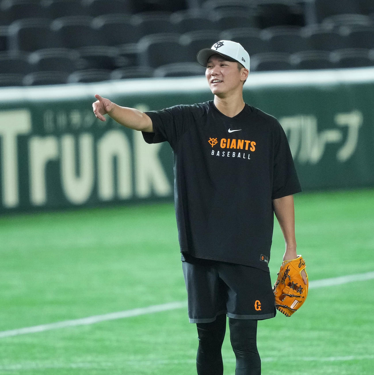 守備練習をする巨人坂本（撮影・菅敏）