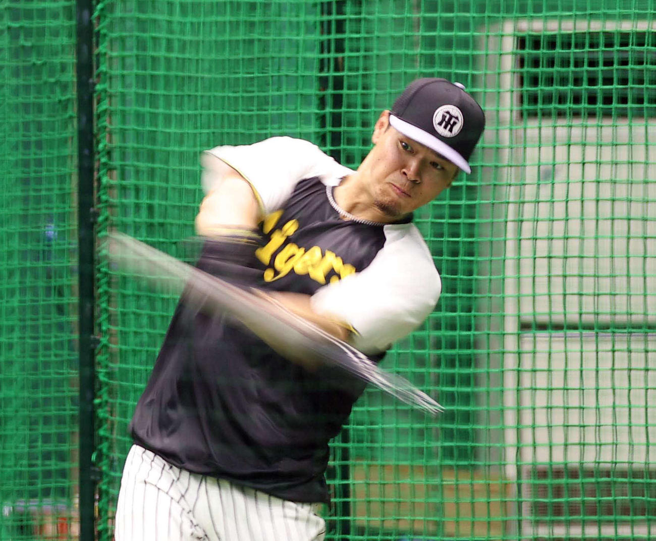 フリー打撃練習をする佐藤輝（撮影・上田博志）