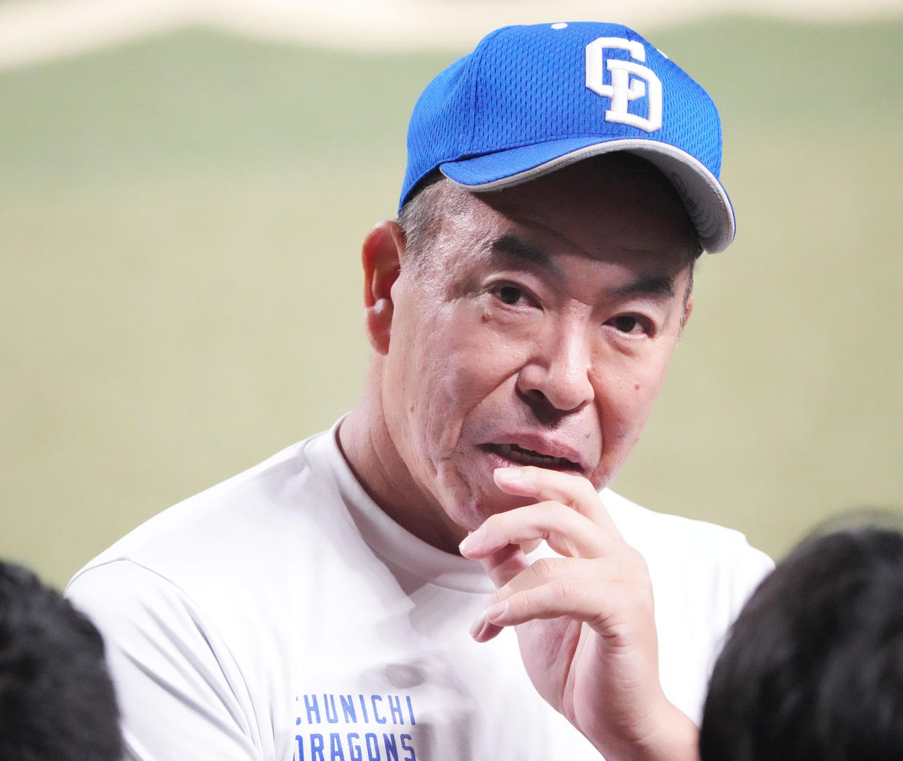 取材に応じる中日井上監督（撮影・森本幸一）