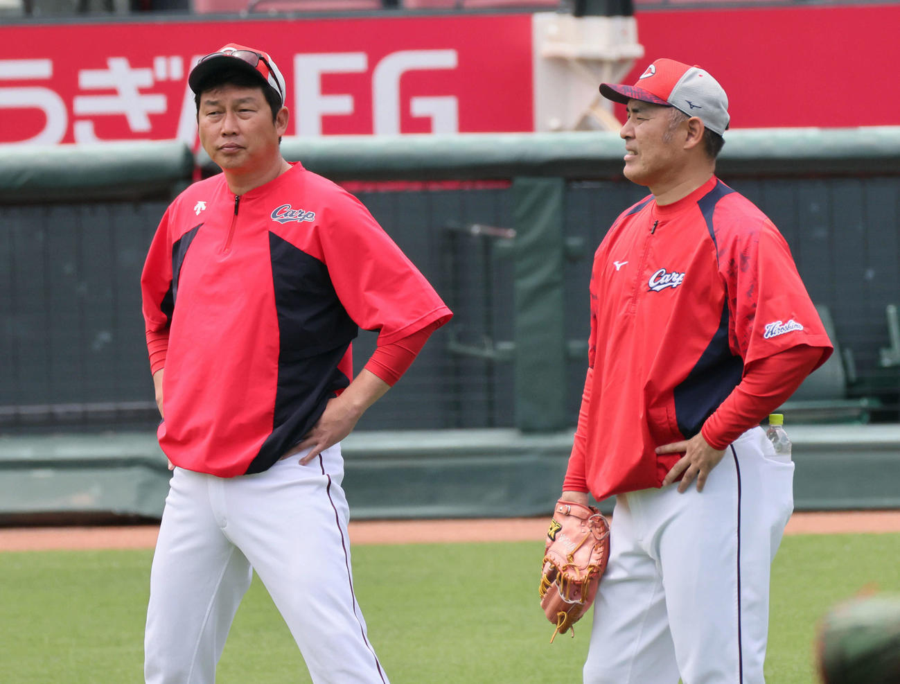 菊地原投手コーチ（右）と話し合う新井監督（撮影・加藤孝規）