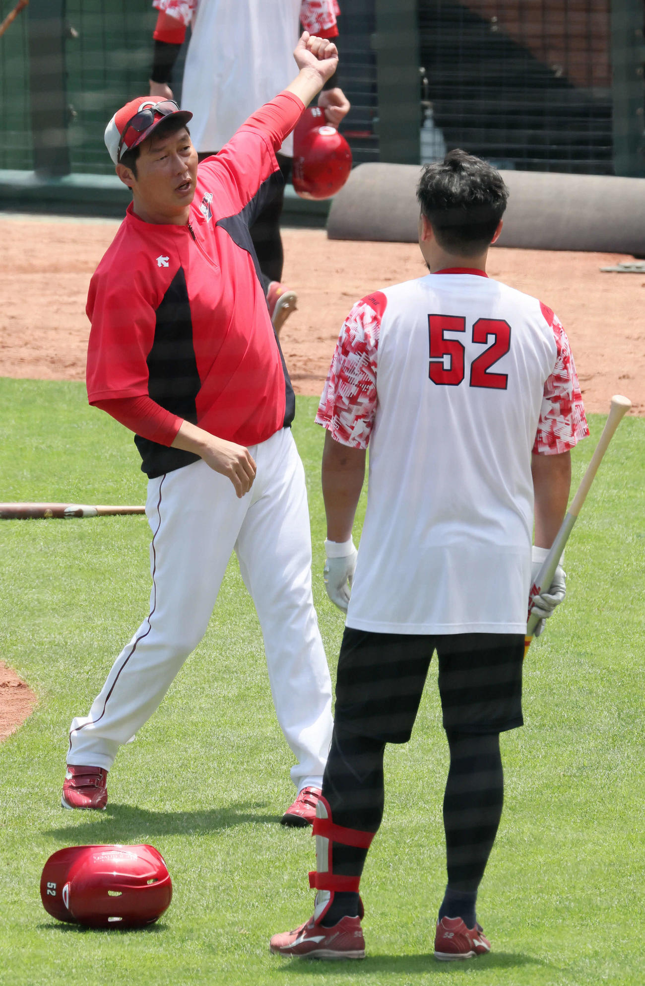 末包（右）に打撃指導する新井監督（撮影・加藤孝規）