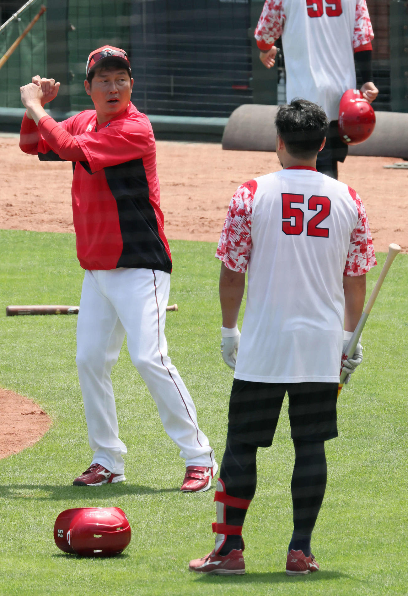 末包（右）に打撃指導する新井監督（撮影・加藤孝規）