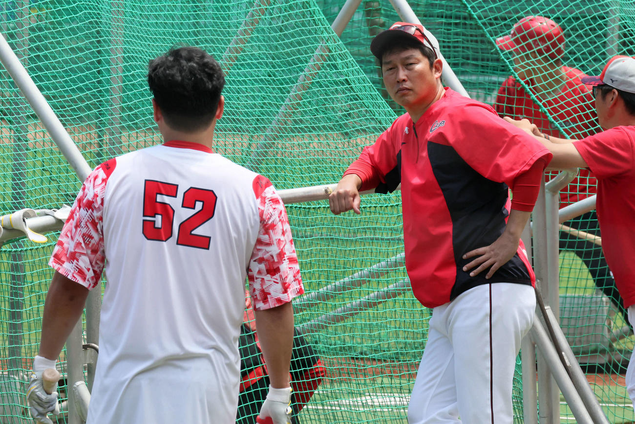 末包（左）に打撃指導する新井監督（撮影・加藤孝規）