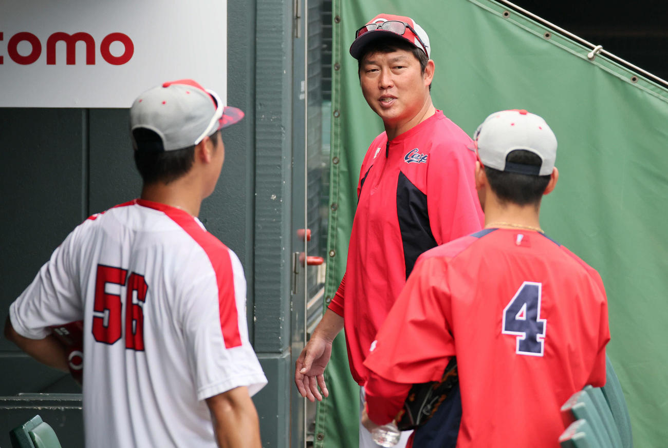 久保（左）、矢野（右）と話し合う新井監督（撮影・加藤孝規）