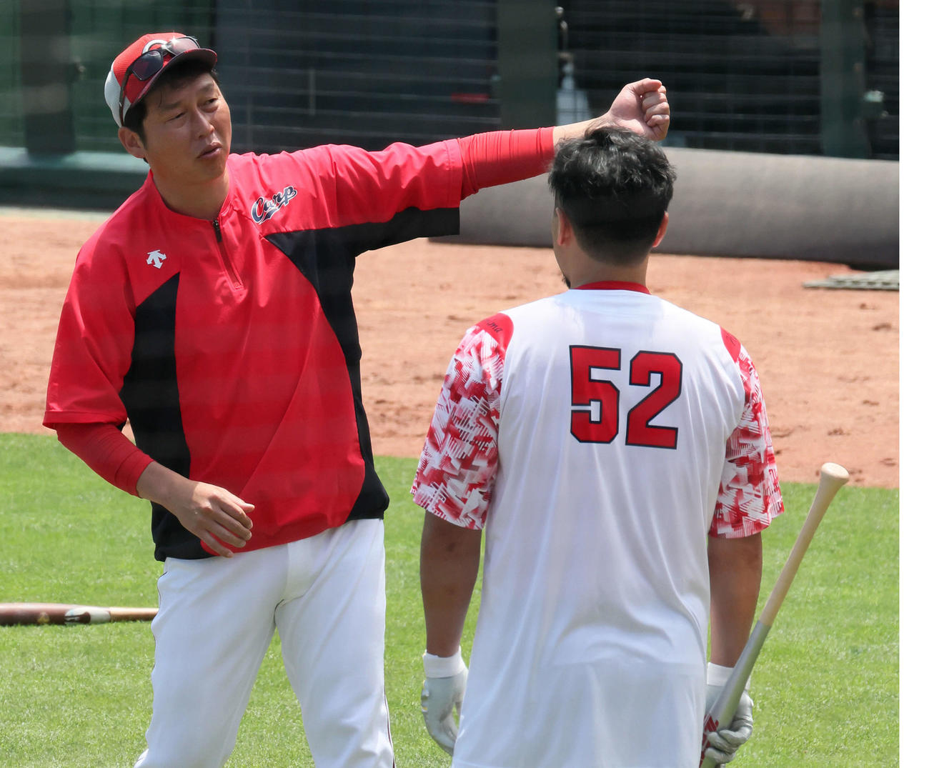 末包（右）に打撃指導する新井監督（撮影・加藤孝規）