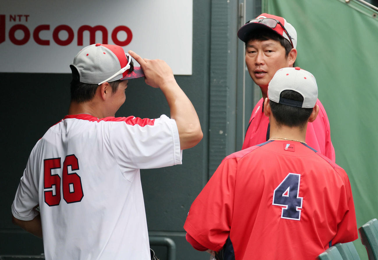 久保（左）、矢野（右）と話し合う新井監督（撮影・加藤孝規）