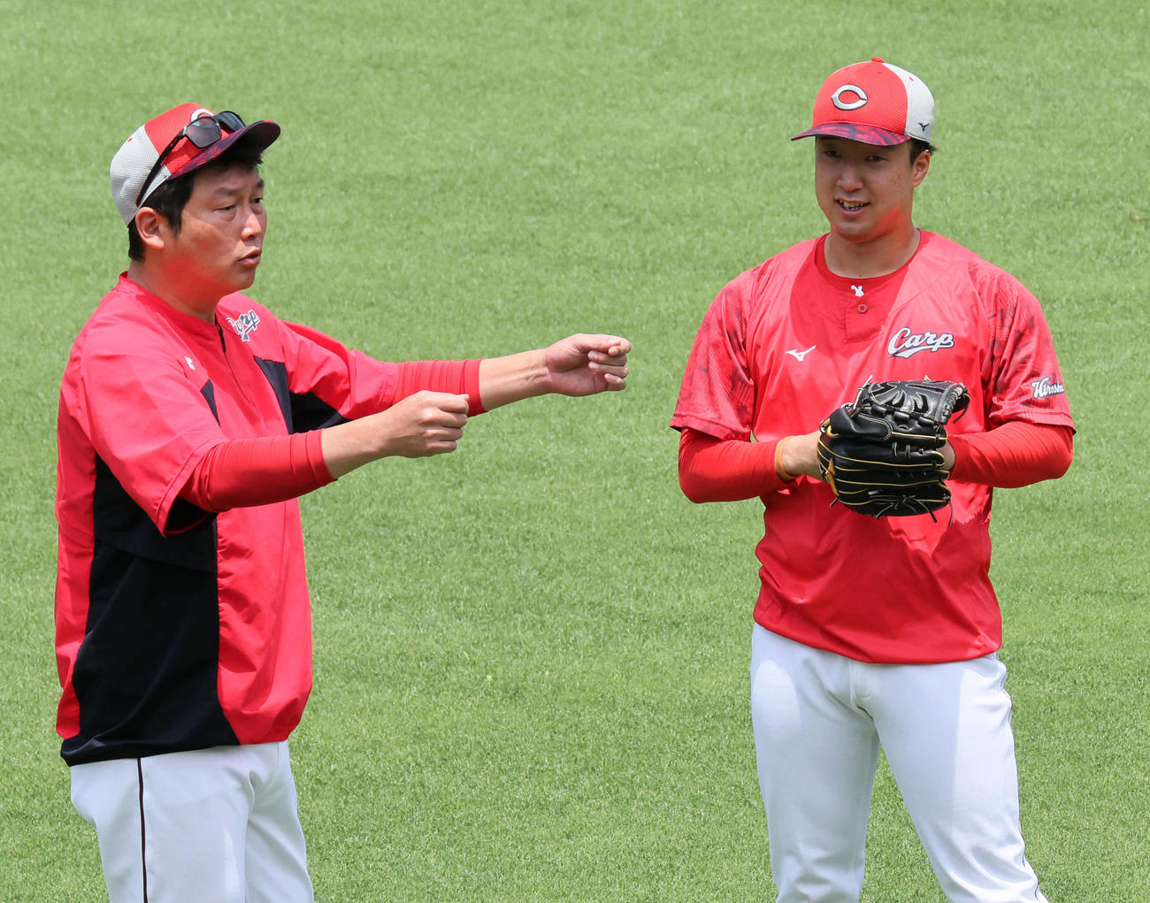 新井監督（左）と話し合う佐藤柳（撮影・加藤孝規）