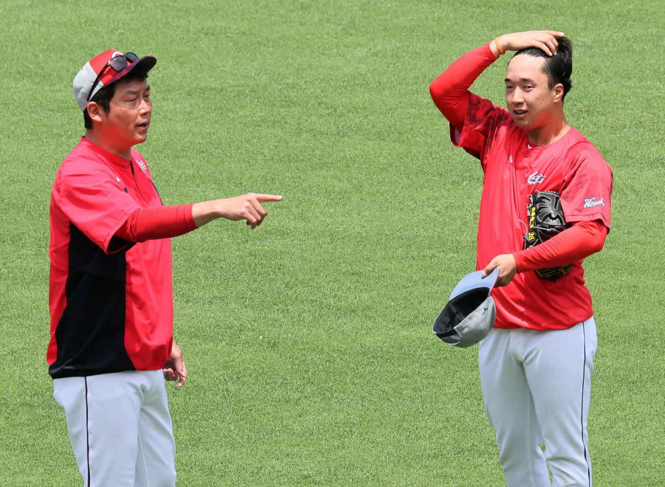 新井監督（左）と話し合う佐藤柳（撮影・加藤孝規）