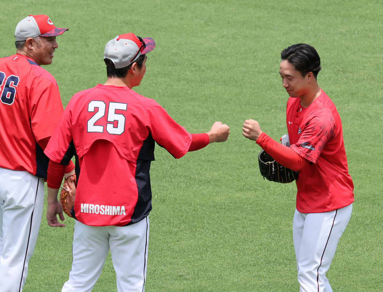 新井監督とグータッチする佐藤柳（右）。左は菊地原投手コーチ（撮影・加藤孝規）