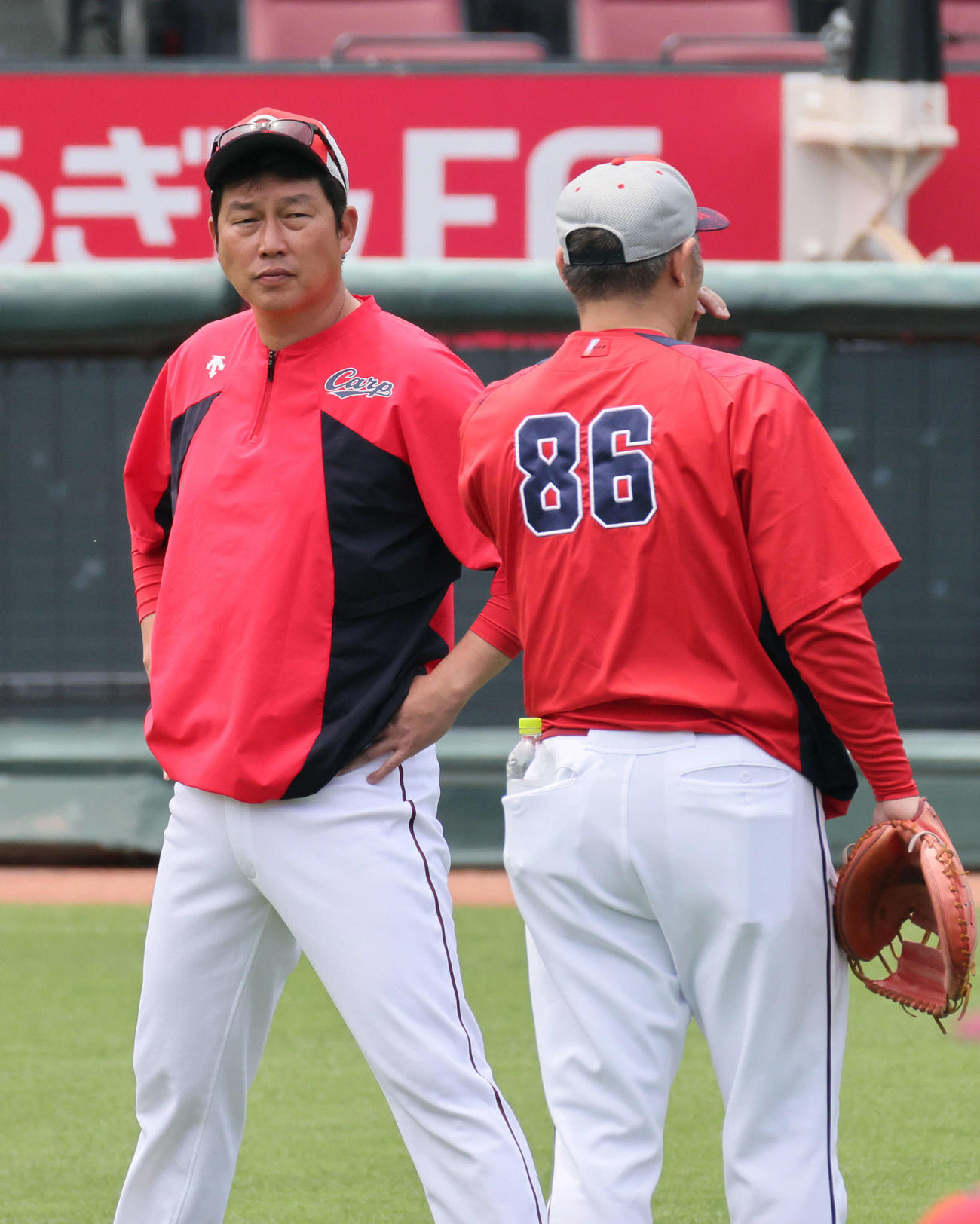 菊地原投手コーチ（右）と話し合う新井監督（撮影・加藤孝規）