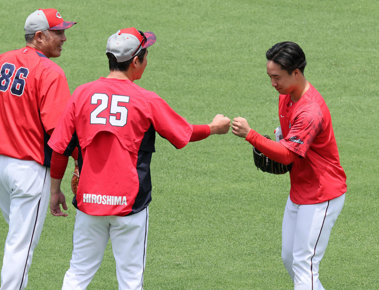 新井監督とグータッチする佐藤柳（右）。左は菊地原投手コーチ（撮影・加藤孝規）