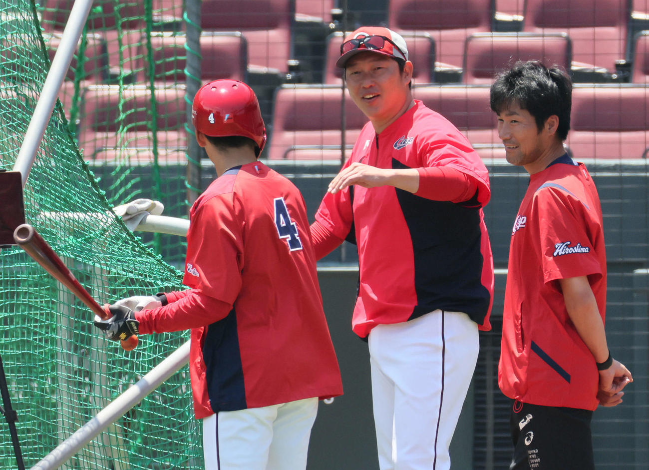 矢野（左）と話し合う新井監督（撮影・加藤孝規）