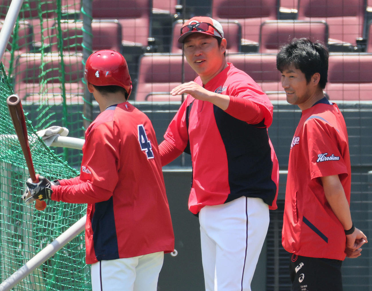 矢野（左）と話し合う新井監督（撮影・加藤孝規）