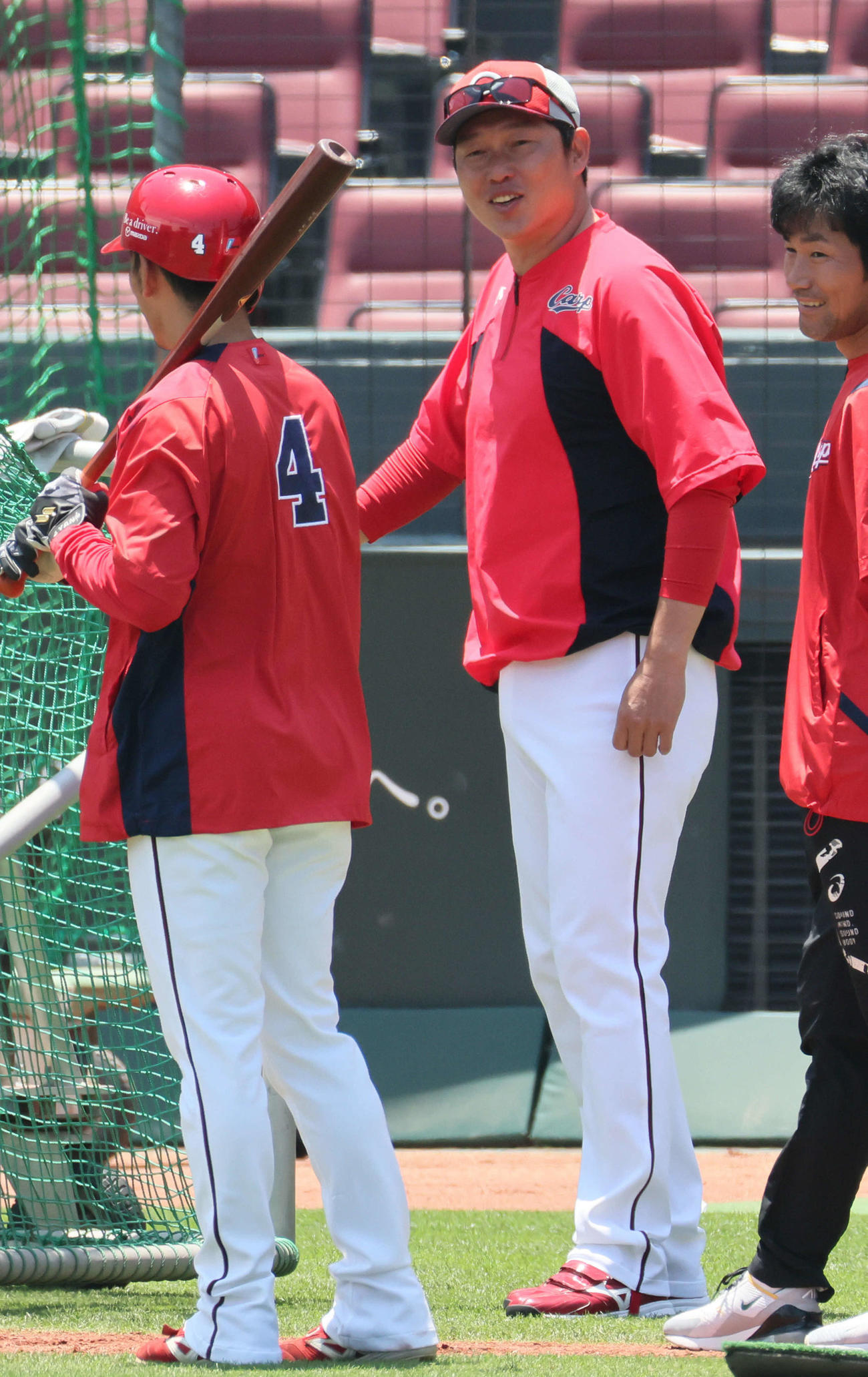 矢野（左）と話し合う新井監督（撮影・加藤孝規）