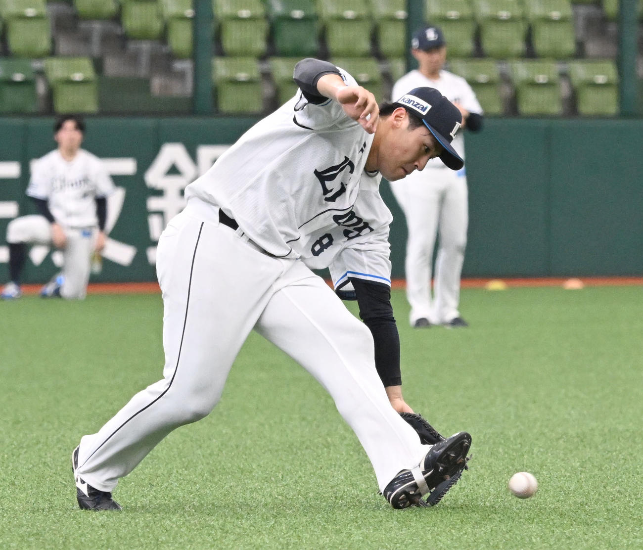 外野の守備練習する渡部聖（撮影・千葉一成）