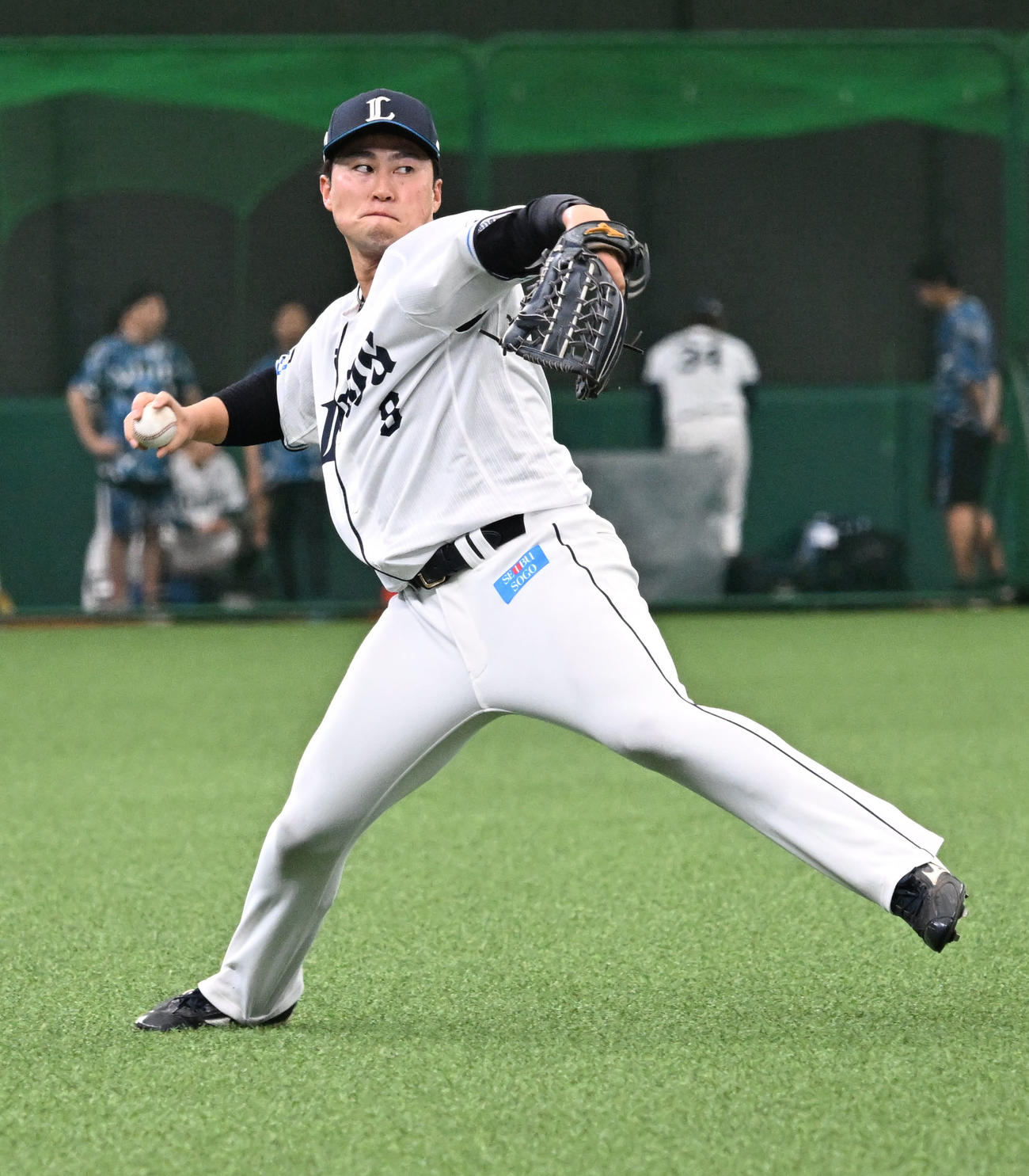 外野の守備練習で本塁に送球する渡部聖（撮影・千葉一成）