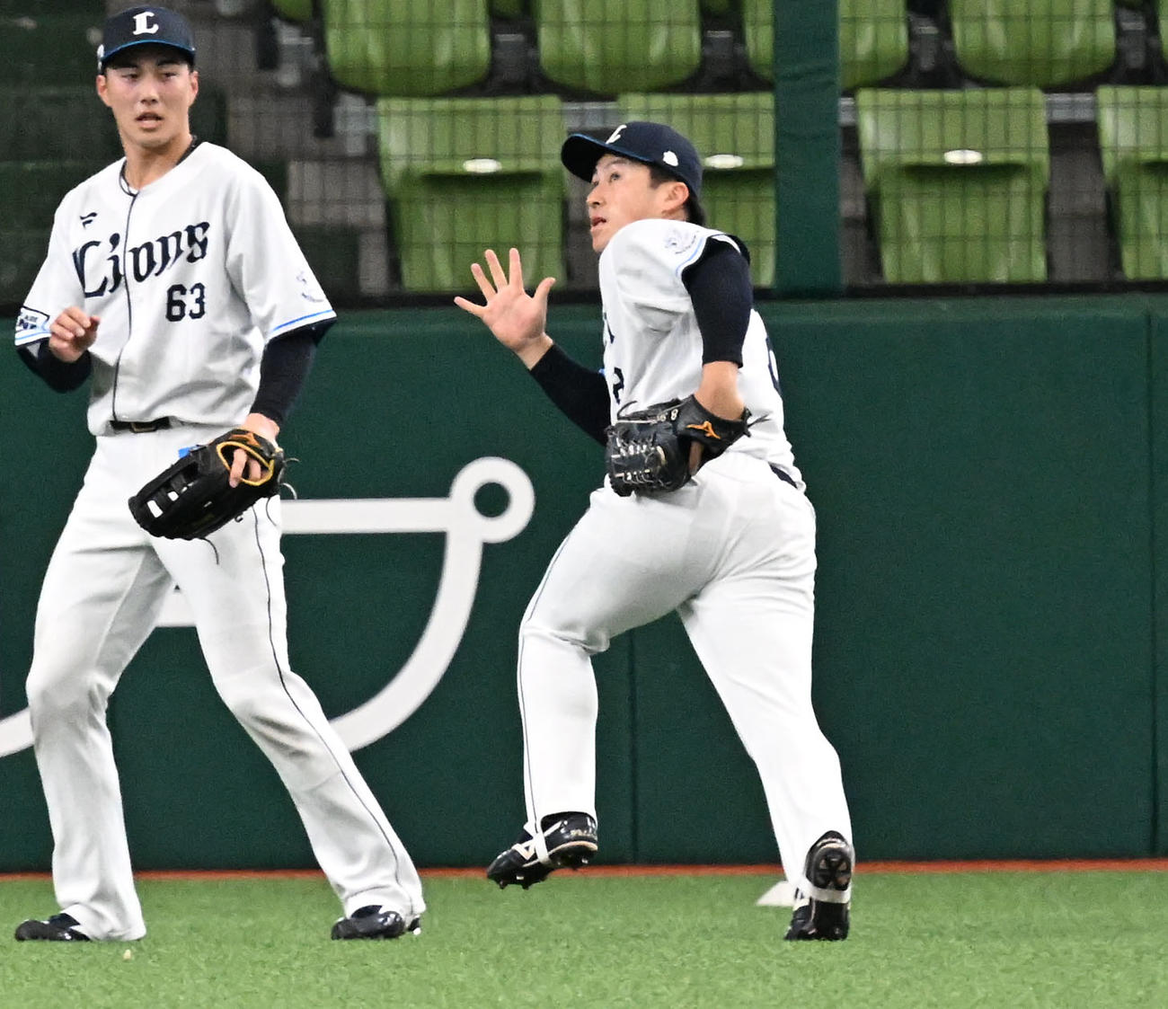 外野の守備練習で、飛球を追う渡部聖。左は長谷川（撮影・千葉一成）