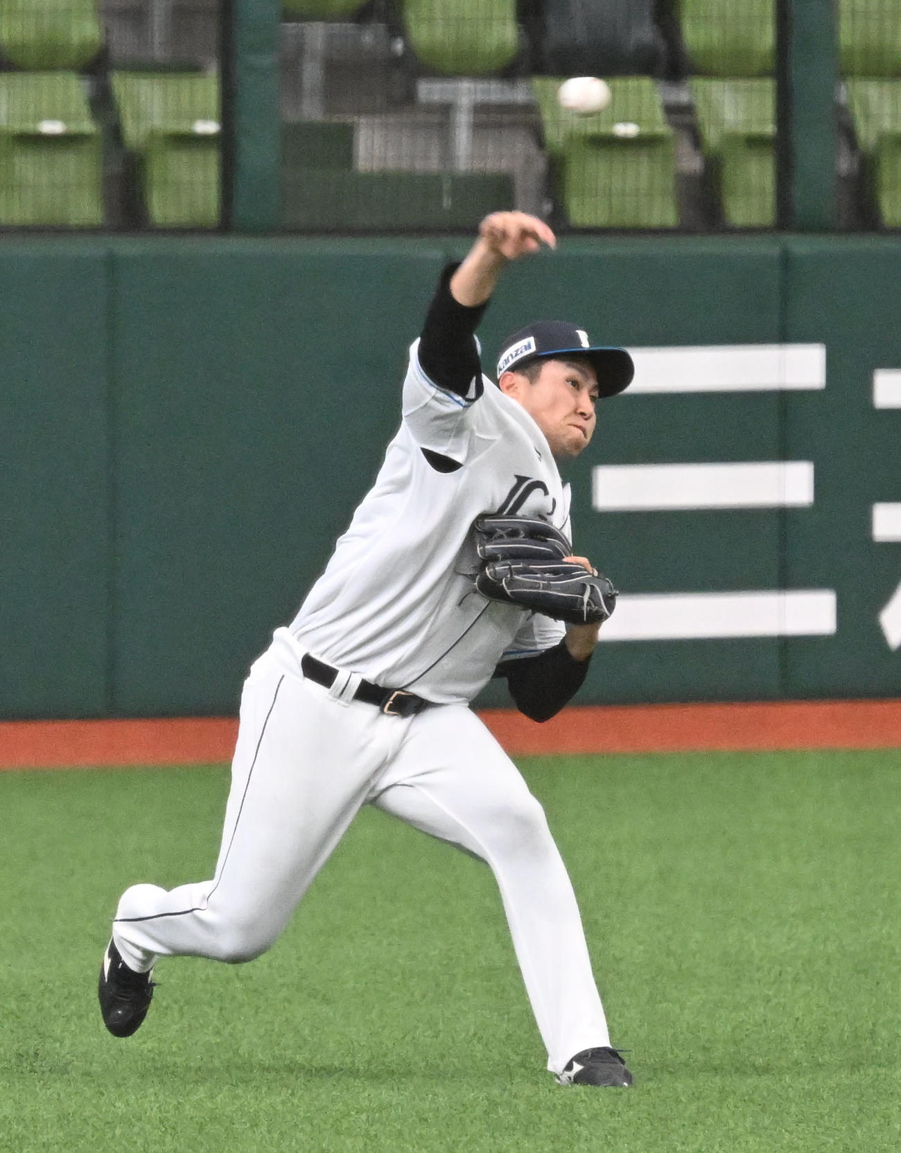 外野の守備練習で本塁に送球する渡部聖（撮影・千葉一成）