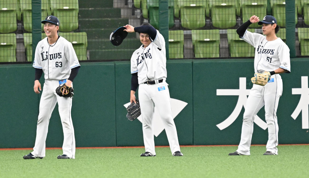 外野の守備練習に就く、左から長谷川、渡部聖、西川ら（撮影・千葉一成）