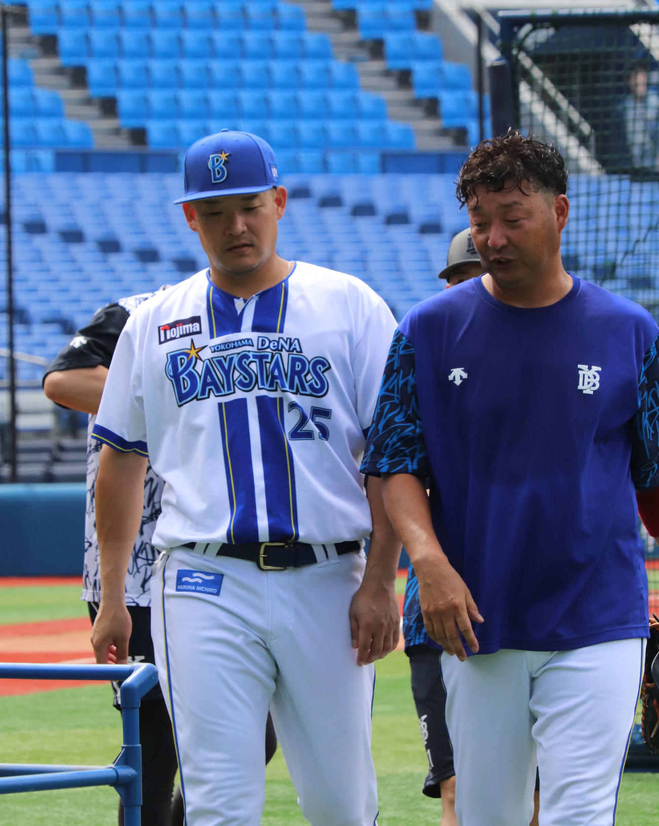 1軍練習で汗を流したDeNA筒香（左）（撮影・小早川宗一郎）