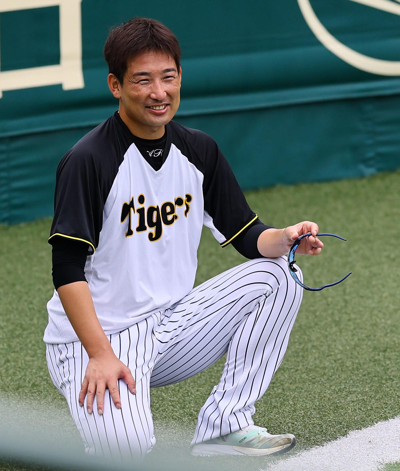笑顔を見せる阪神岩崎（撮影・藤尾明華）