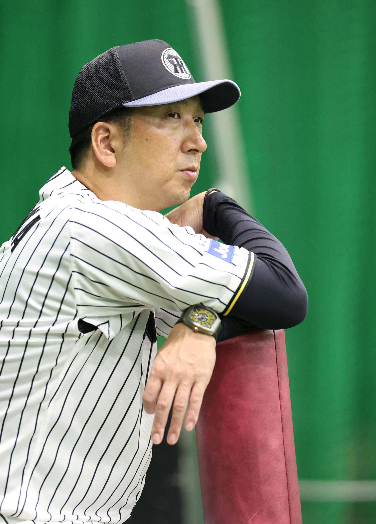 練習を見守る阪神藤川球児監督（撮影・上田博志）