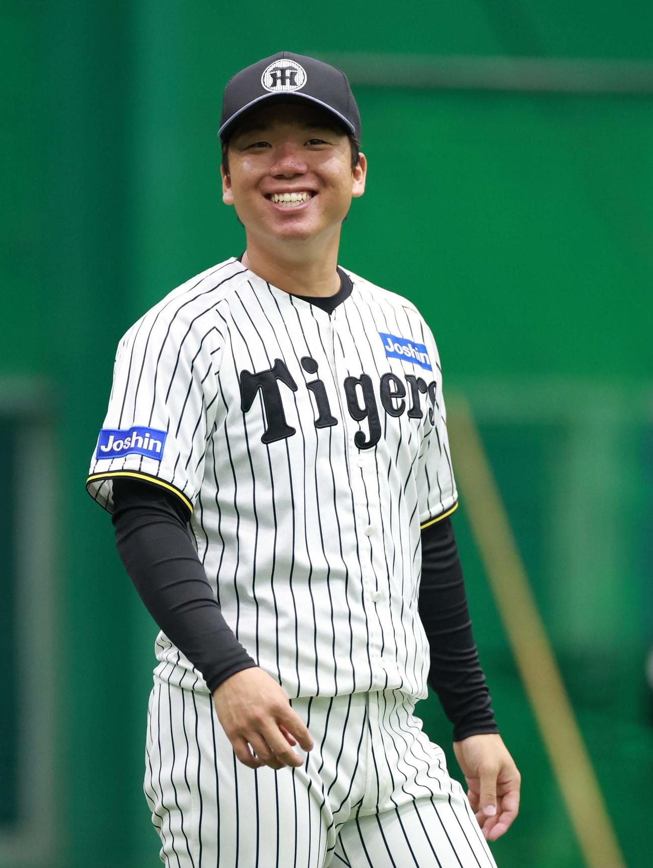 笑顔を見せる村上（撮影・上田博志）