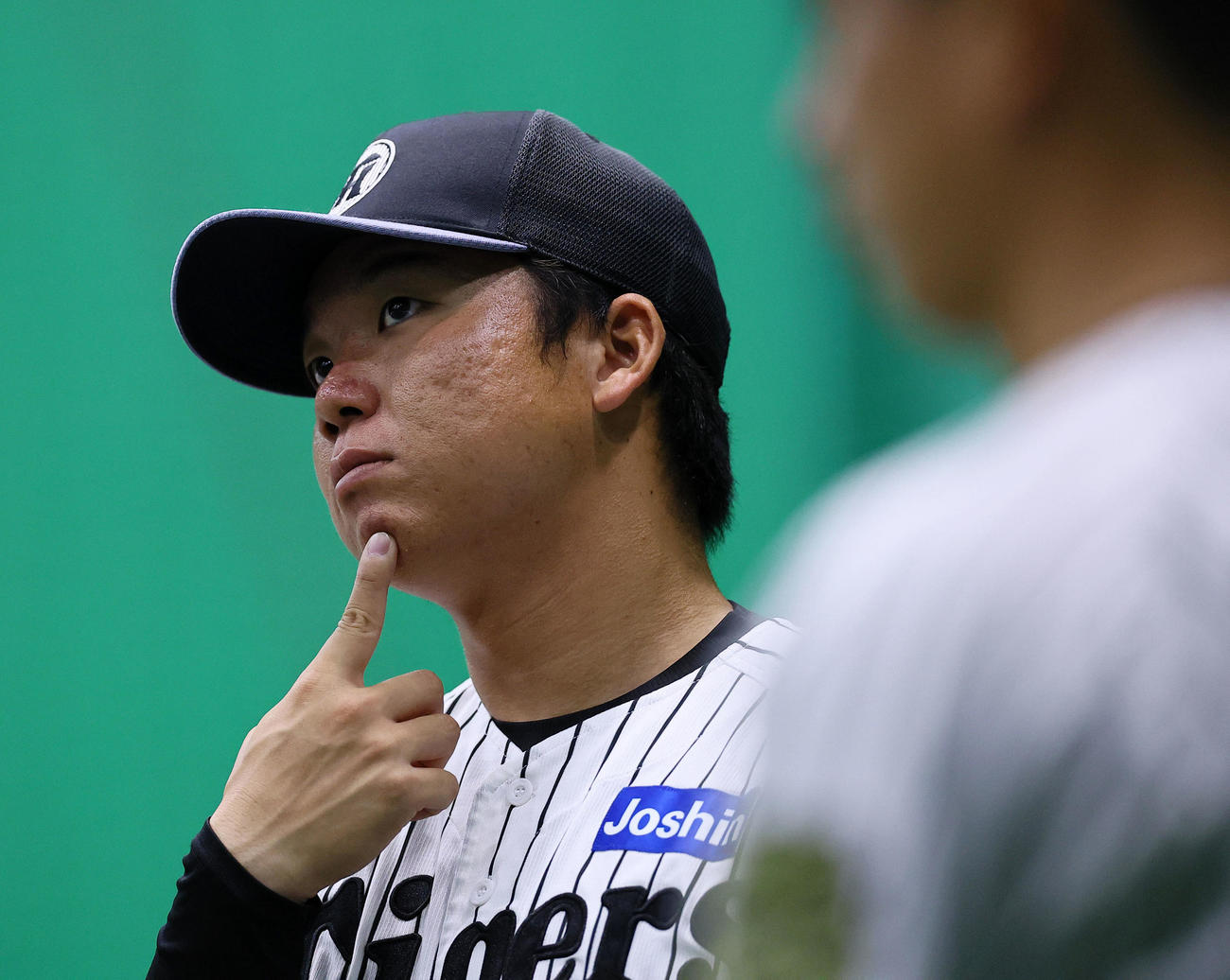 円陣で話しを聞く阪神村上（撮影・藤尾明華）