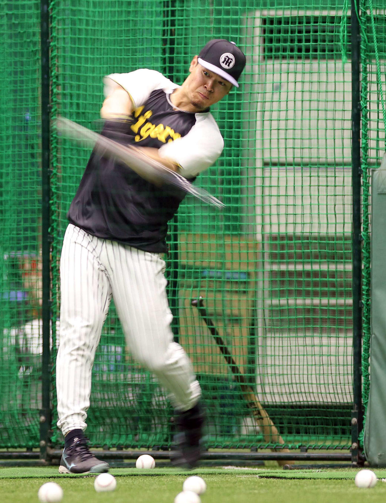 フリー打撃練習をする佐藤輝（撮影・上田博志）