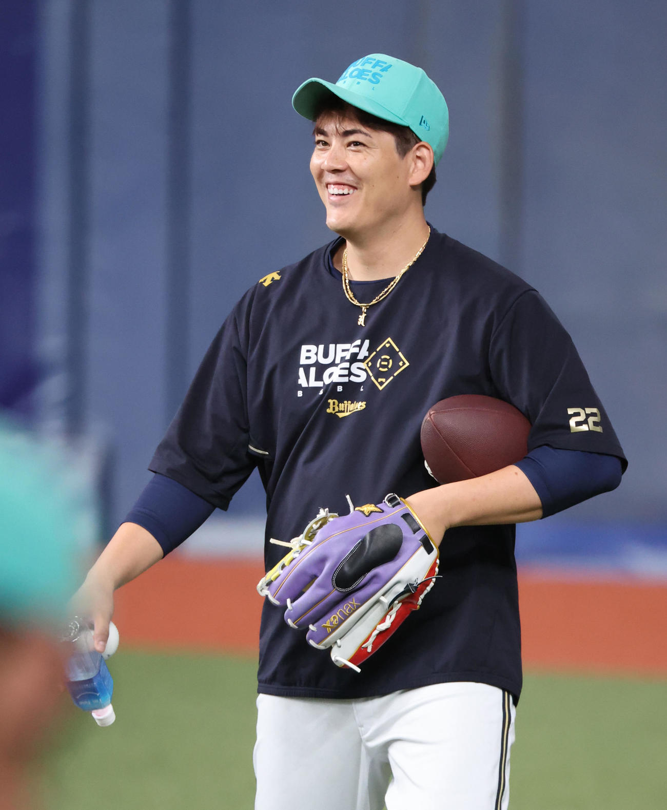 練習を終え、笑顔で引き揚げるオリックス九里（撮影・西尾就之）