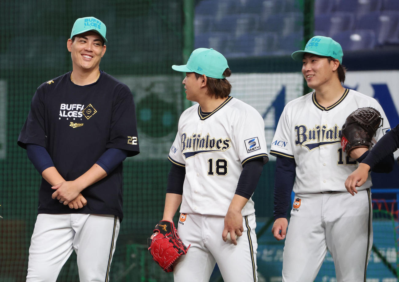 練習中、オリックス九里（左）は宮城と笑顔で話す。右は東（撮影・西尾就之）