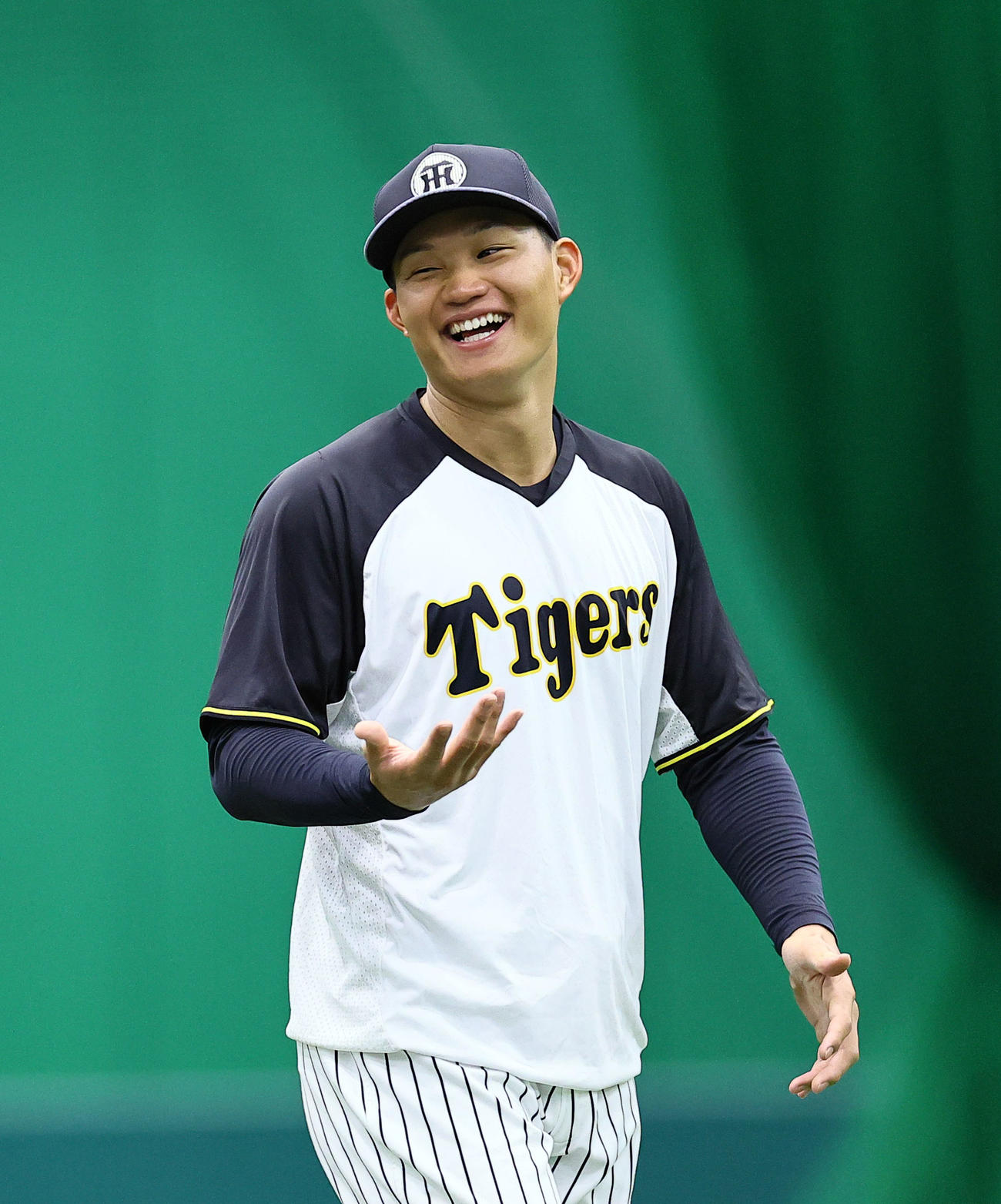 練習で笑顔を見せる阪神森下（撮影・藤尾明華）