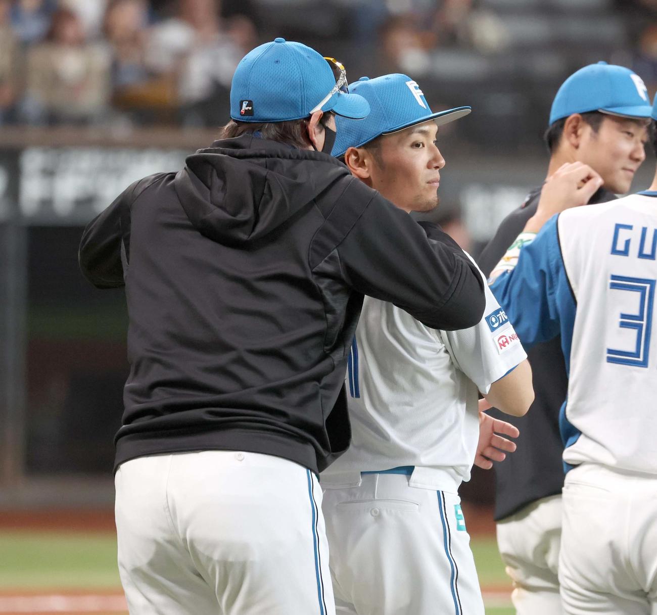 伊藤の肩をもむ新庄監督（2025年5月撮影）