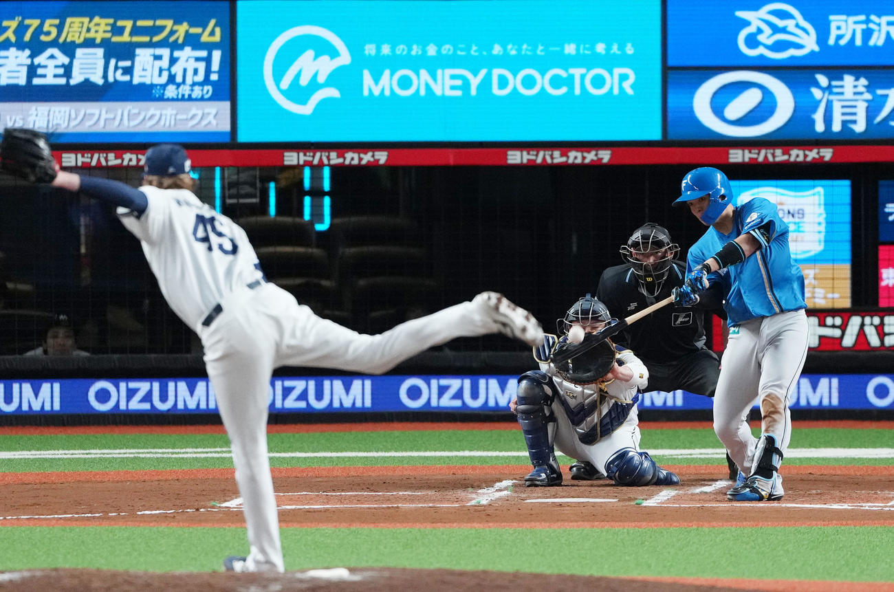３月29日の西武戦で、10回表に左越え二塁打を放つ郡司