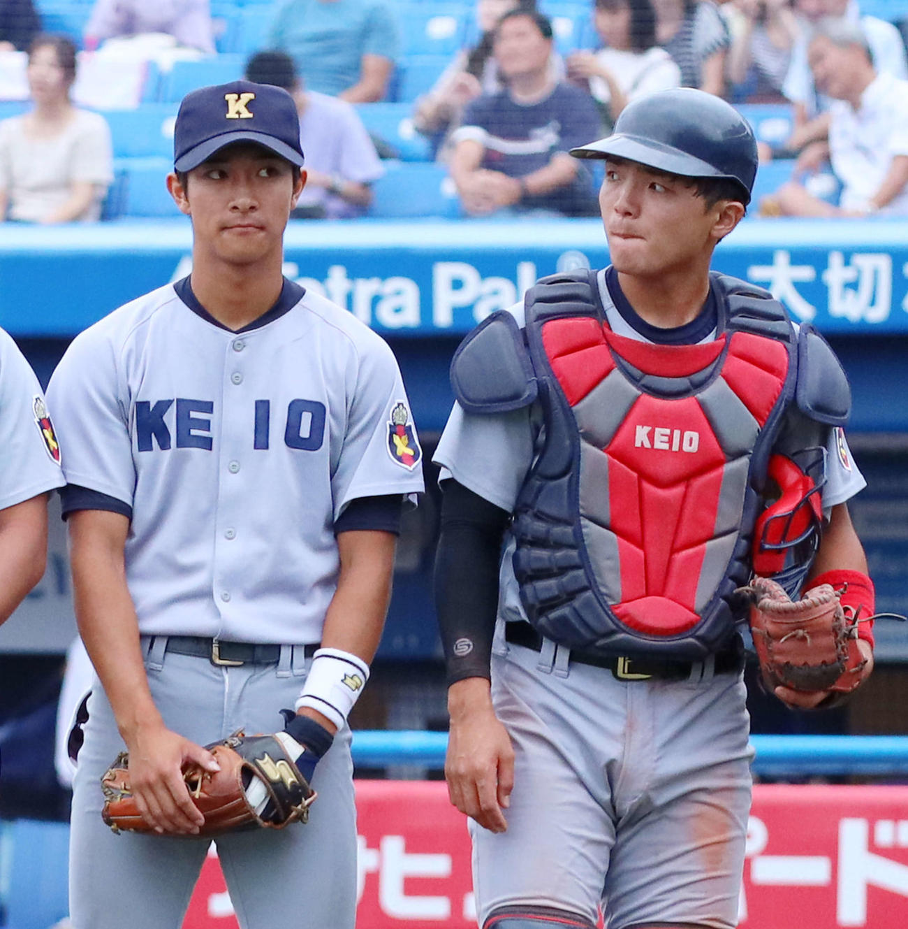 立大に勝利し整列をする慶大の（左から）柳町達、郡司裕也＝2019年9月28日