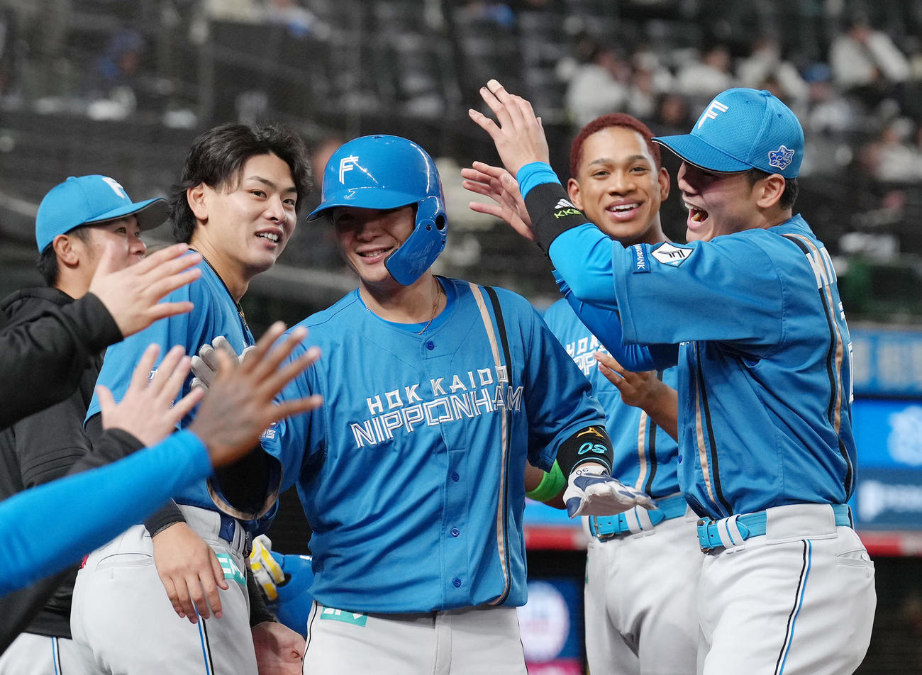 ３月29日の西武戦で10回表に生還した郡司（中央）は清宮幸（右端）らに祝福される