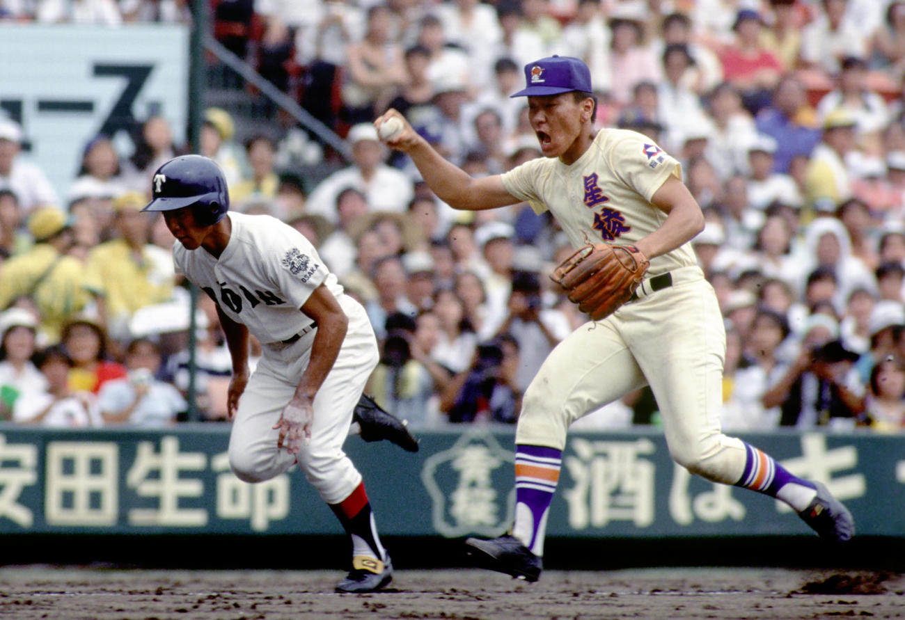 第73回全国高校野球選手権　三塁走者・萩原誠（左）が三本間に挟まれタッチアウト。三塁手は松井秀喜