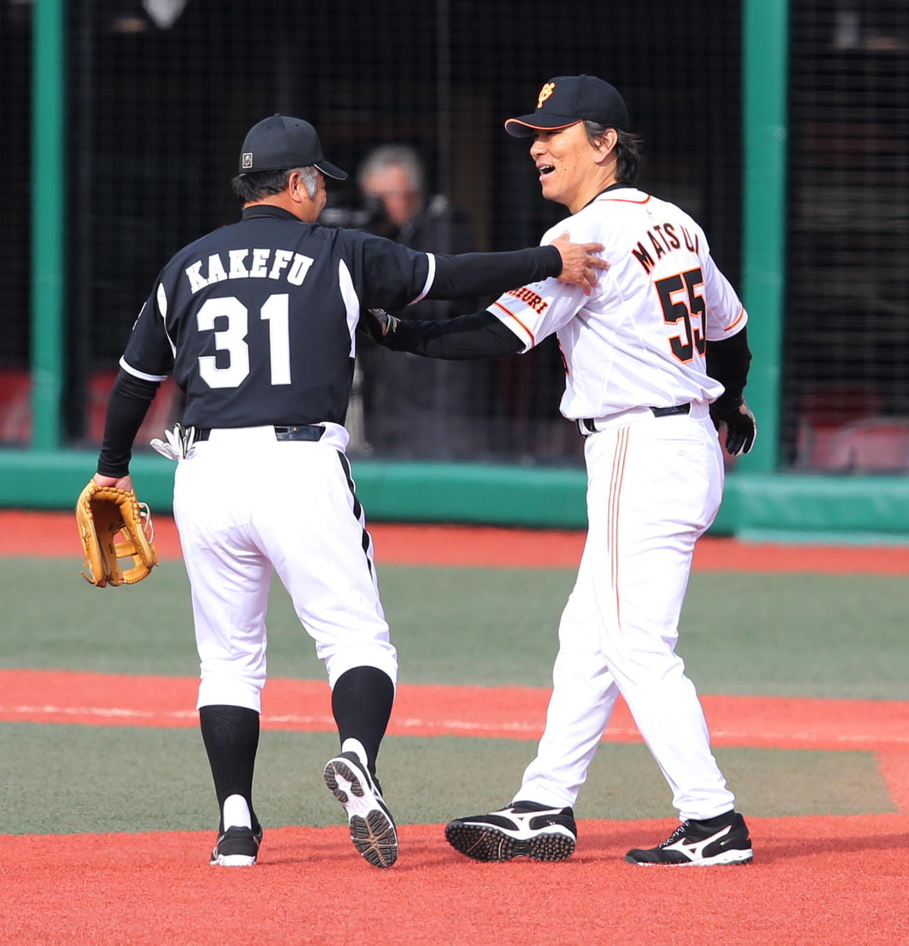 阪神掛布（左）とあいさつする巨人松井（2014年撮影）