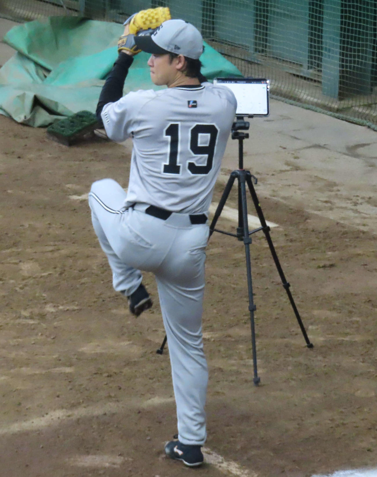 ブルペンに入り、投球練習を行う巨人山崎（撮影・水谷京裕）