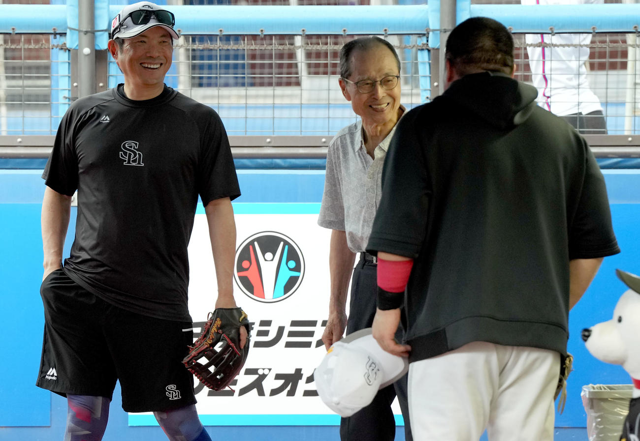 視察に訪れたソフトバンク王貞治会長（右）は山川とあいさつを交わす。左は小久保監督（撮影・たえ見朱実）