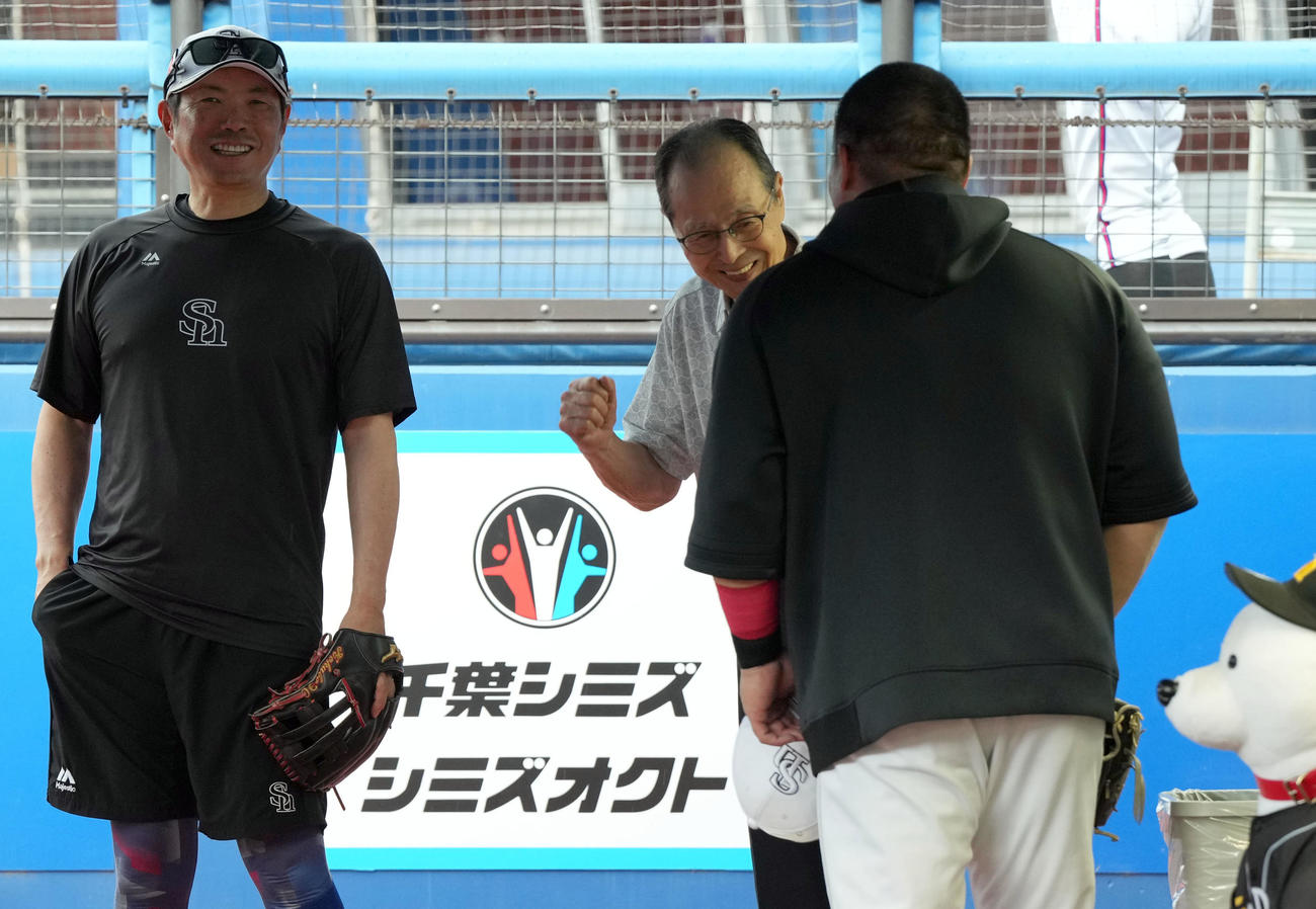 視察に訪れたソフトバンク王貞治会長（右）は山川とあいさつを交わす。左は小久保監督（撮影・たえ見朱実）