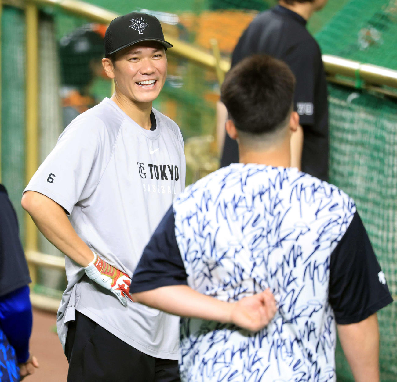 巨人対DeNA　巨人坂本（左）はDeNA牧と談笑する（撮影・浅見桂子）