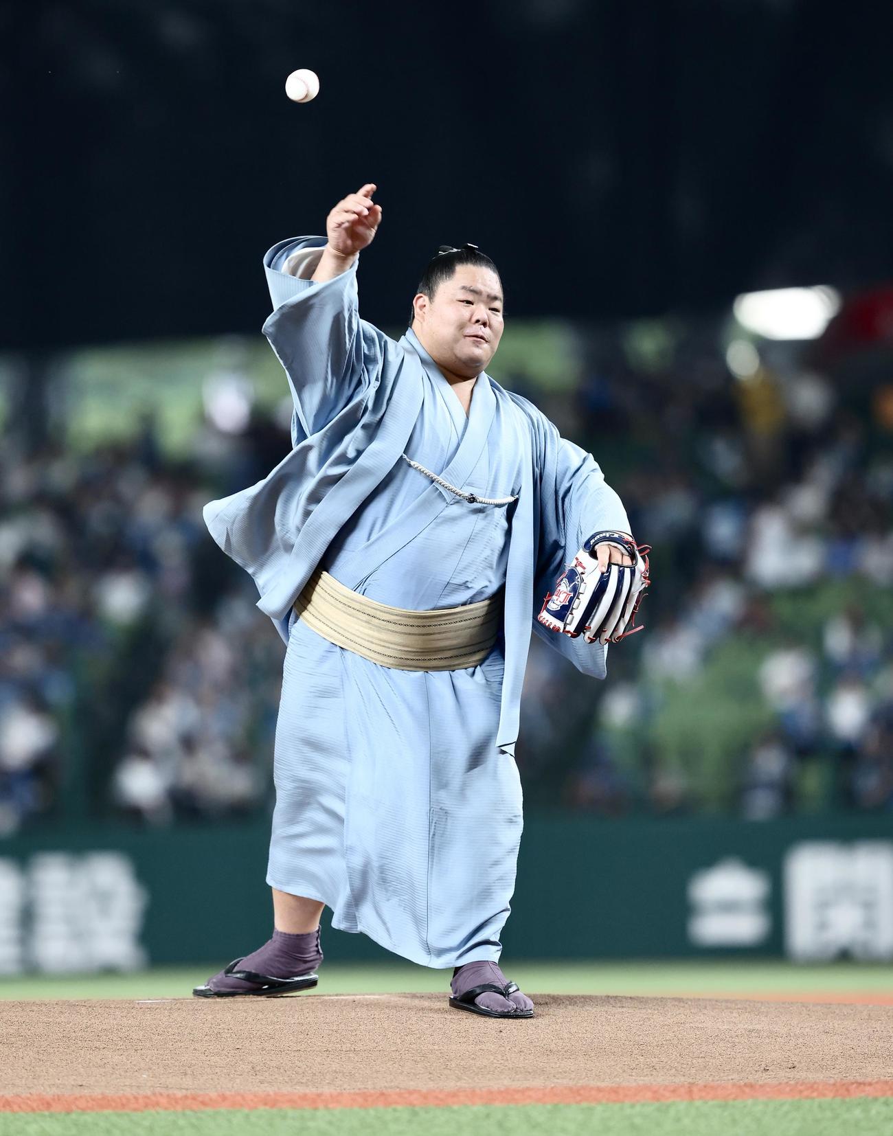 西武対日本ハム　開始前、セレモニアルピッチを務める大栄翔（撮影・河田真司）