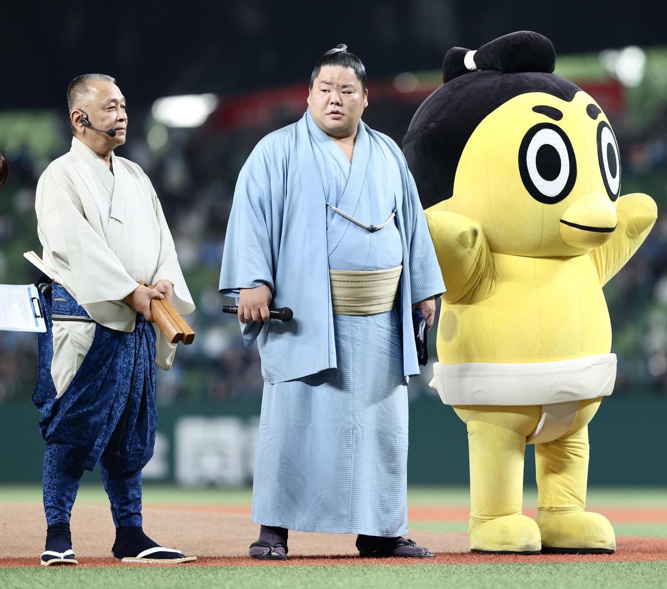 西武対日本ハム　開始前、セレモニアルピッチを務める大栄翔（中央）。左は呼出し重夫、右はひよの山（撮影・河田真司）
