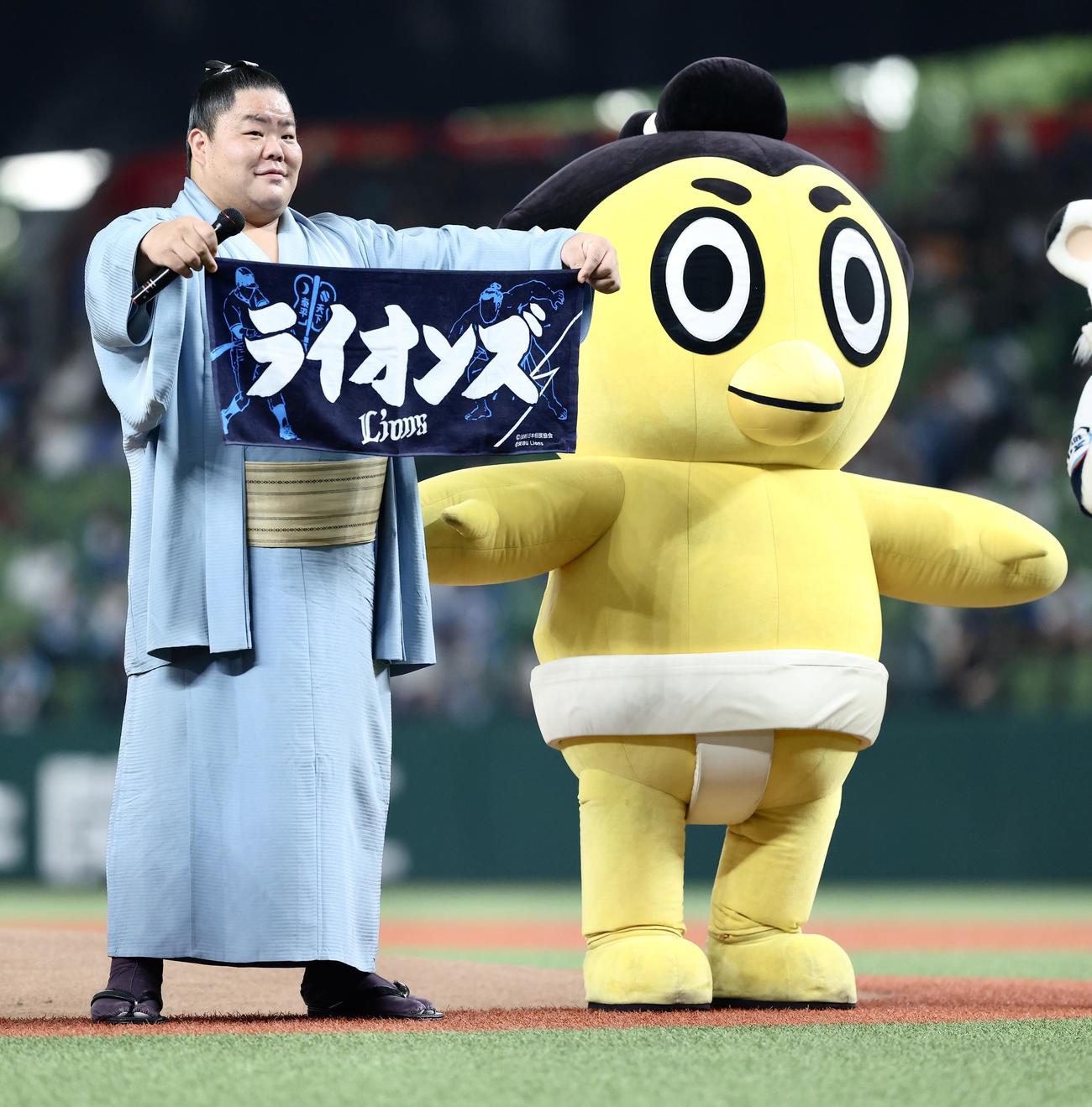 西武対日本ハム　開始前、セレモニアルピッチを務める大栄翔（左）とひよの山（撮影・河田真司）