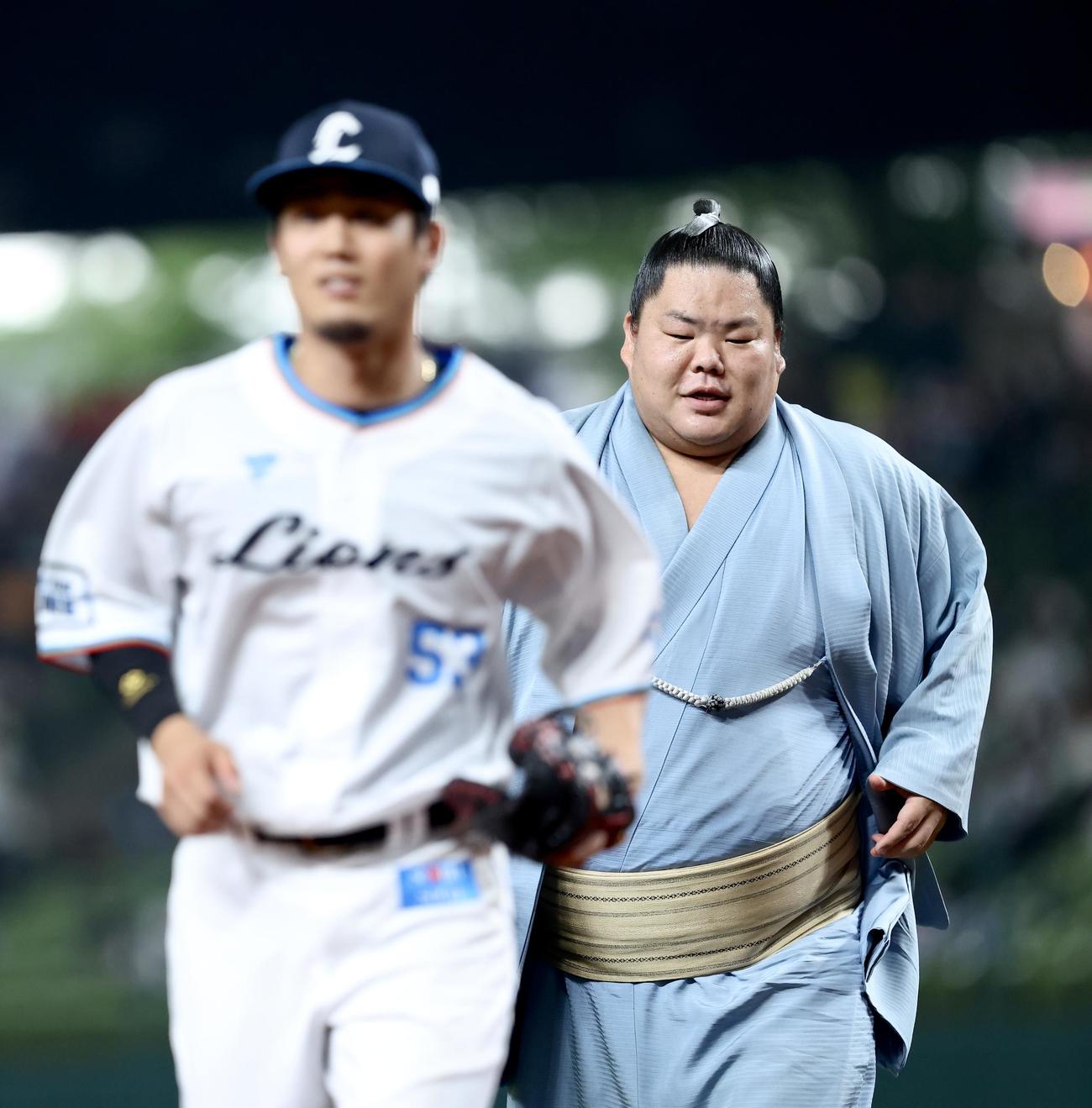 西武対日本ハム　開始前、セレモニアルピッチを務めた大栄翔（撮影・河田真司）